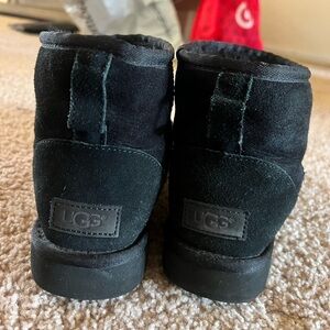 UGG women’s classic mini boots black size 8